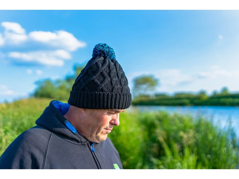 PRESTON KNITTED BOBBLE